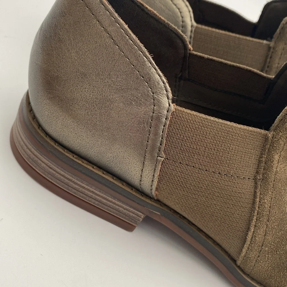 Clarks ankle booties women 9 olive green Suede Loafers slip on casual office Y2K